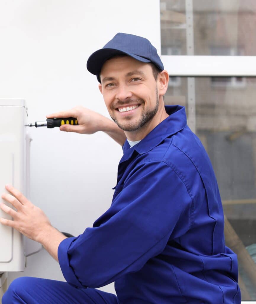 Technicien Oégaz réparant une climatisation extérieure