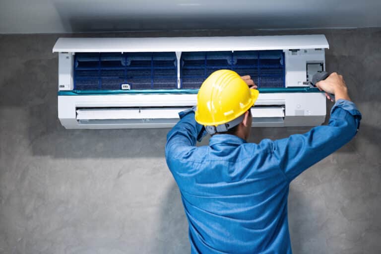 Technicien réparant un climatiseur