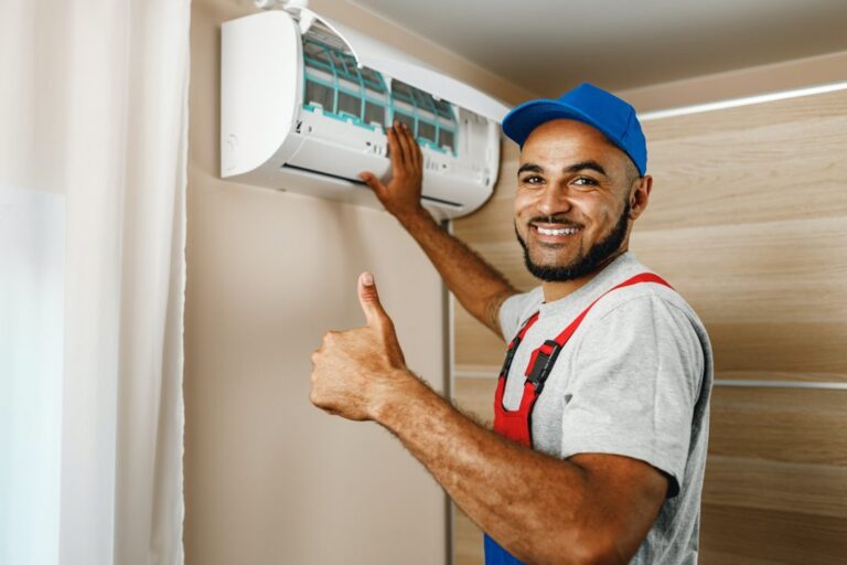 Technicien installant une climatisation