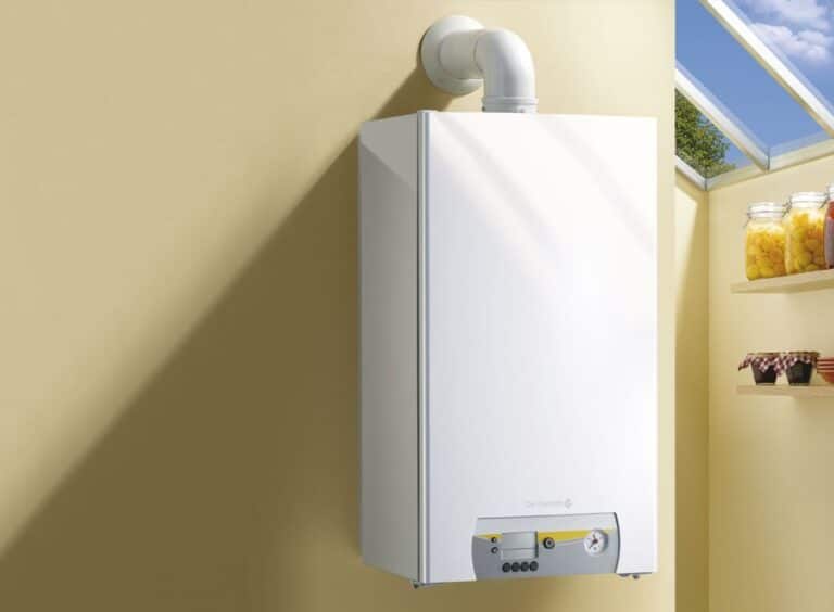 Chaudière gaz à condensation installée dans un local technique