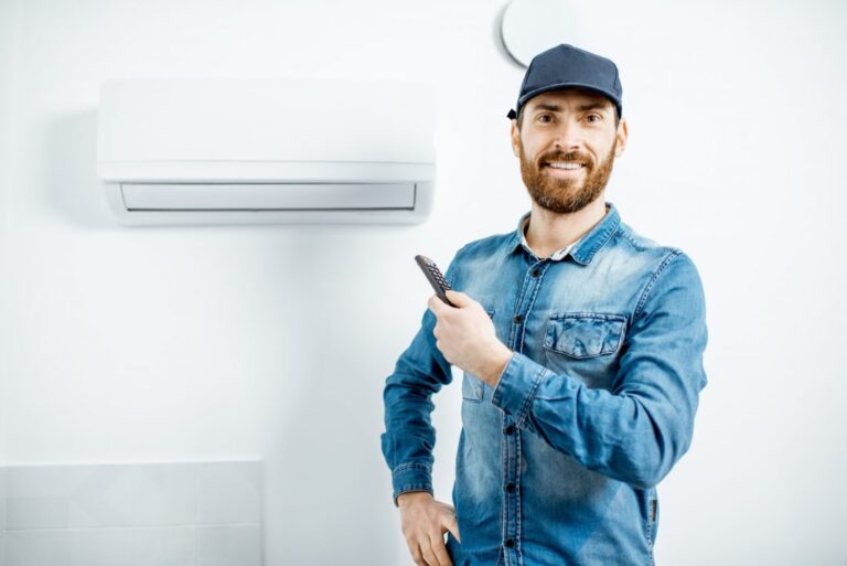 Professionnel vérifiant une installation de climatisation et la ventilation associée